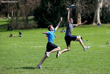 Ultimate frisbee in Parc la Grange. New meet. hour: 5pm Picture